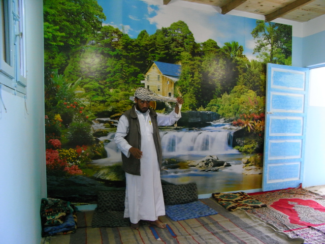 Salon de Muhammed Sherif al-Senusi et son poster mural., Battesti Vincent