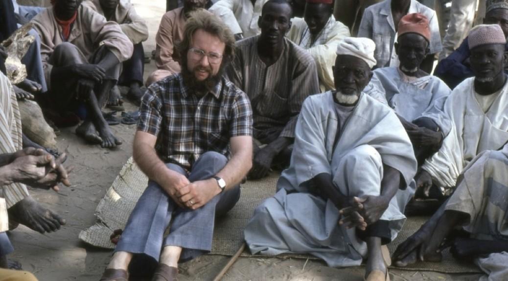 Jean-Paul Rothiot à Sambara assis avec certains des témoins enregistrés dans son fonds sonore sur le passé colonial de la région de Dosso (actuel Niger) en 1979