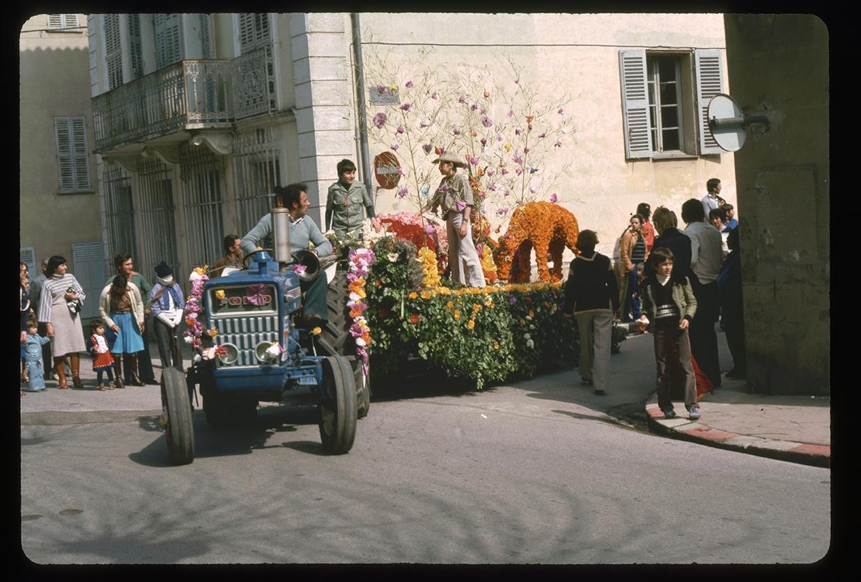 Deux enfants costumés sur un char de fête qui traverse le village de Collobrières (Provence, France)