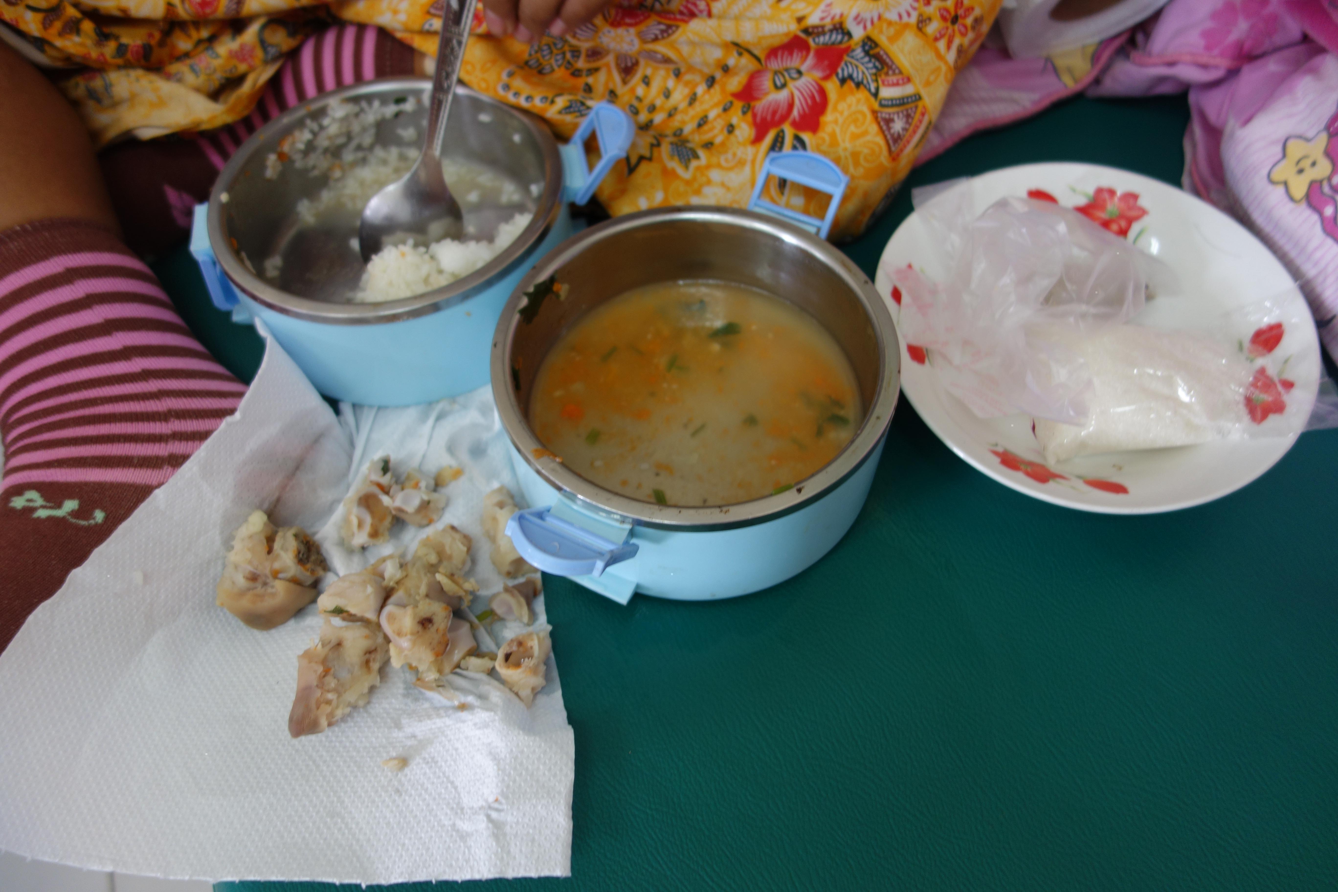 Photographie d'un repas pour une mère qui vient d'accoucher à base de soupe de pieds de cochon à l'hôpital Calmette (Phnom-Penh, Cambodge)